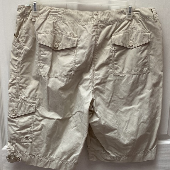 Womens Jones New York solid e beige cargo shorts size 16 - Picture 2 of 3